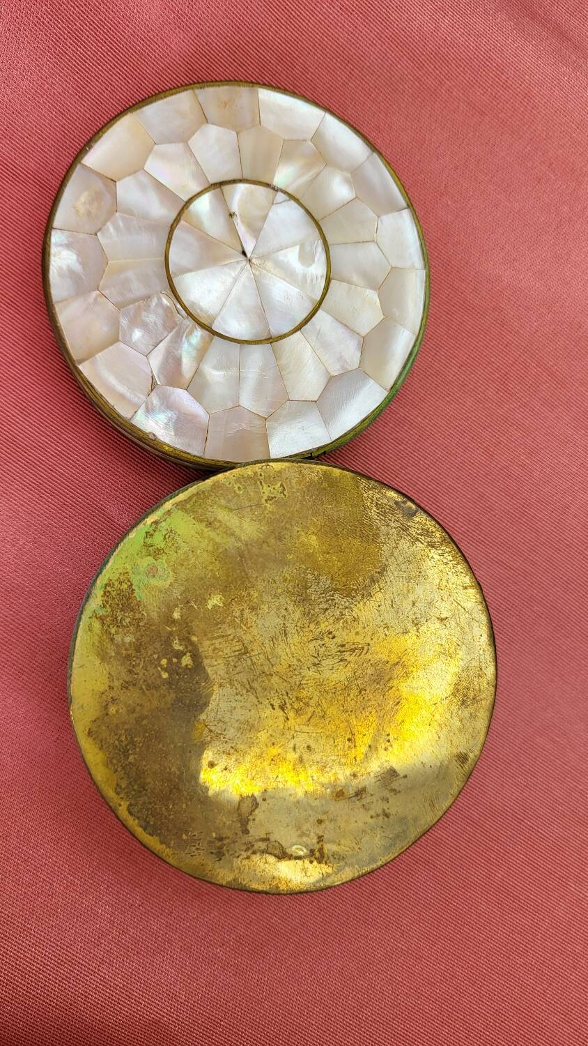 Boîte ancienne ronde en laiton et nacre à décor géométrique