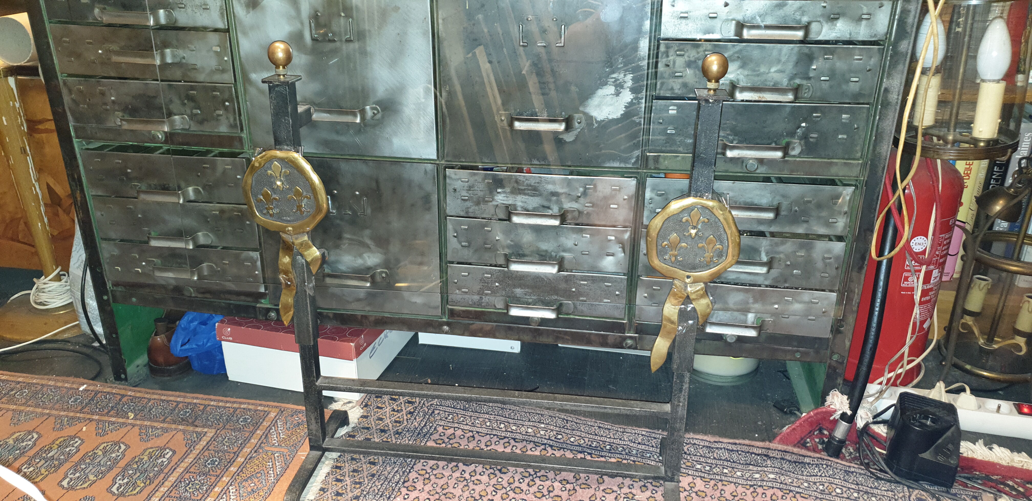 Fire shield bronze fleurs-de-lis