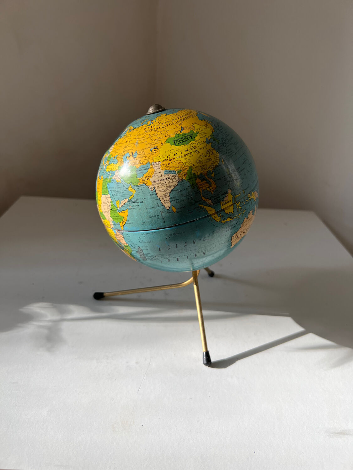 Globe terrestre mappemonde métal Cartes Tarides Paris vintage