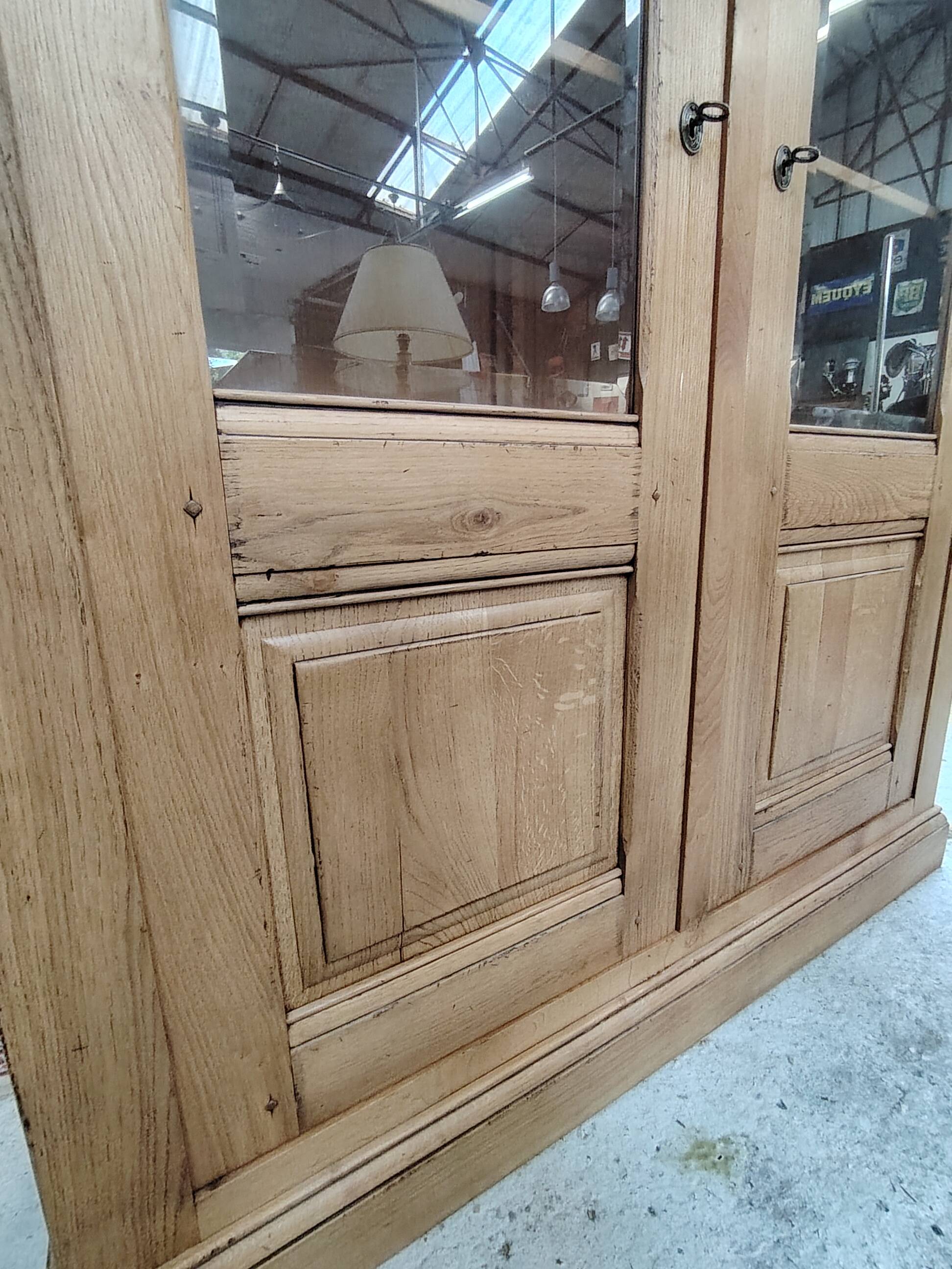 Grande vitrine ancienne en bois massif blond façon meuble d'apothicaire