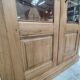Grande vitrine ancienne en bois massif blond façon meuble d'apothicaire