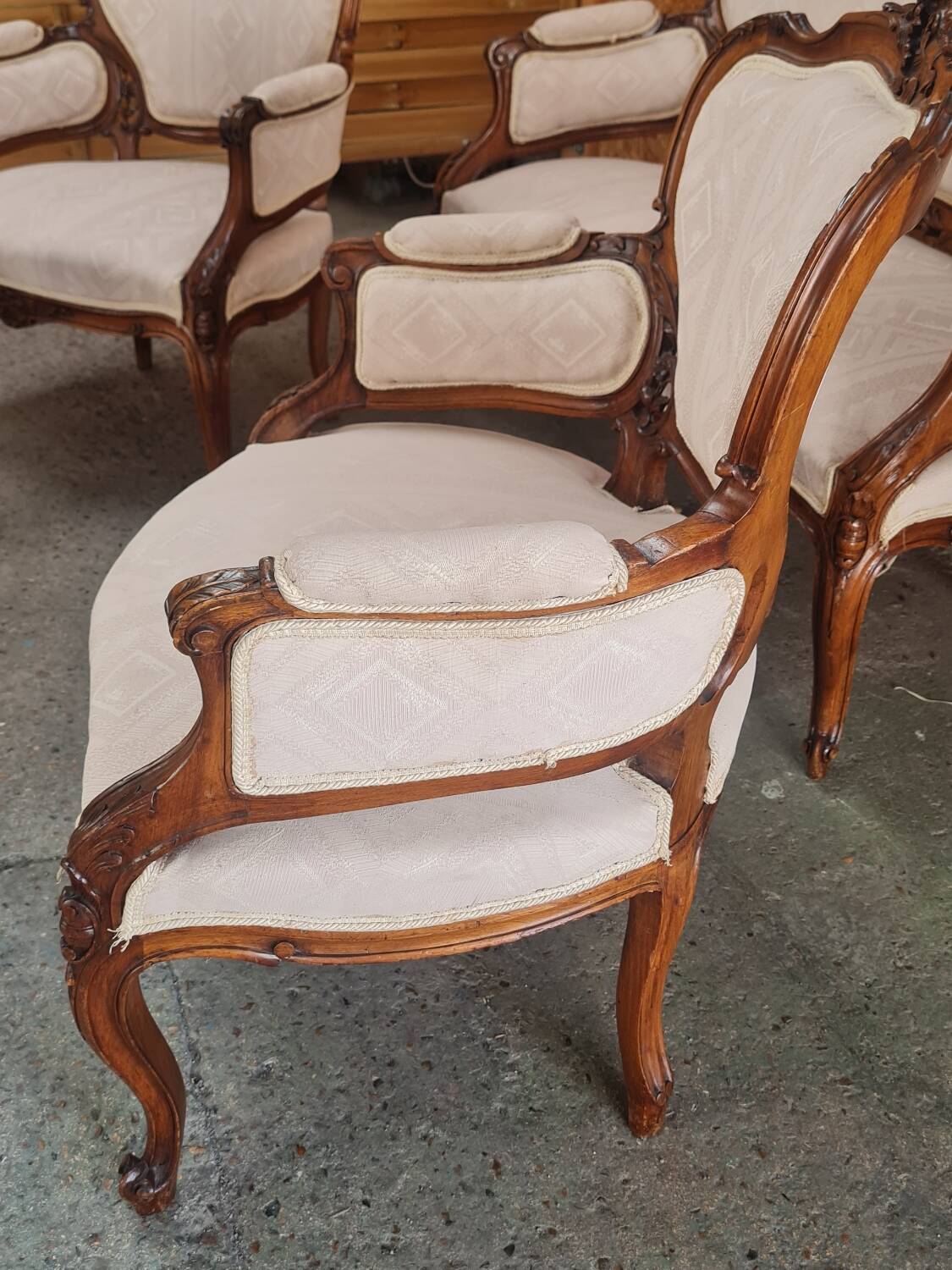 Salon 5 pièces en noyer Louis XV