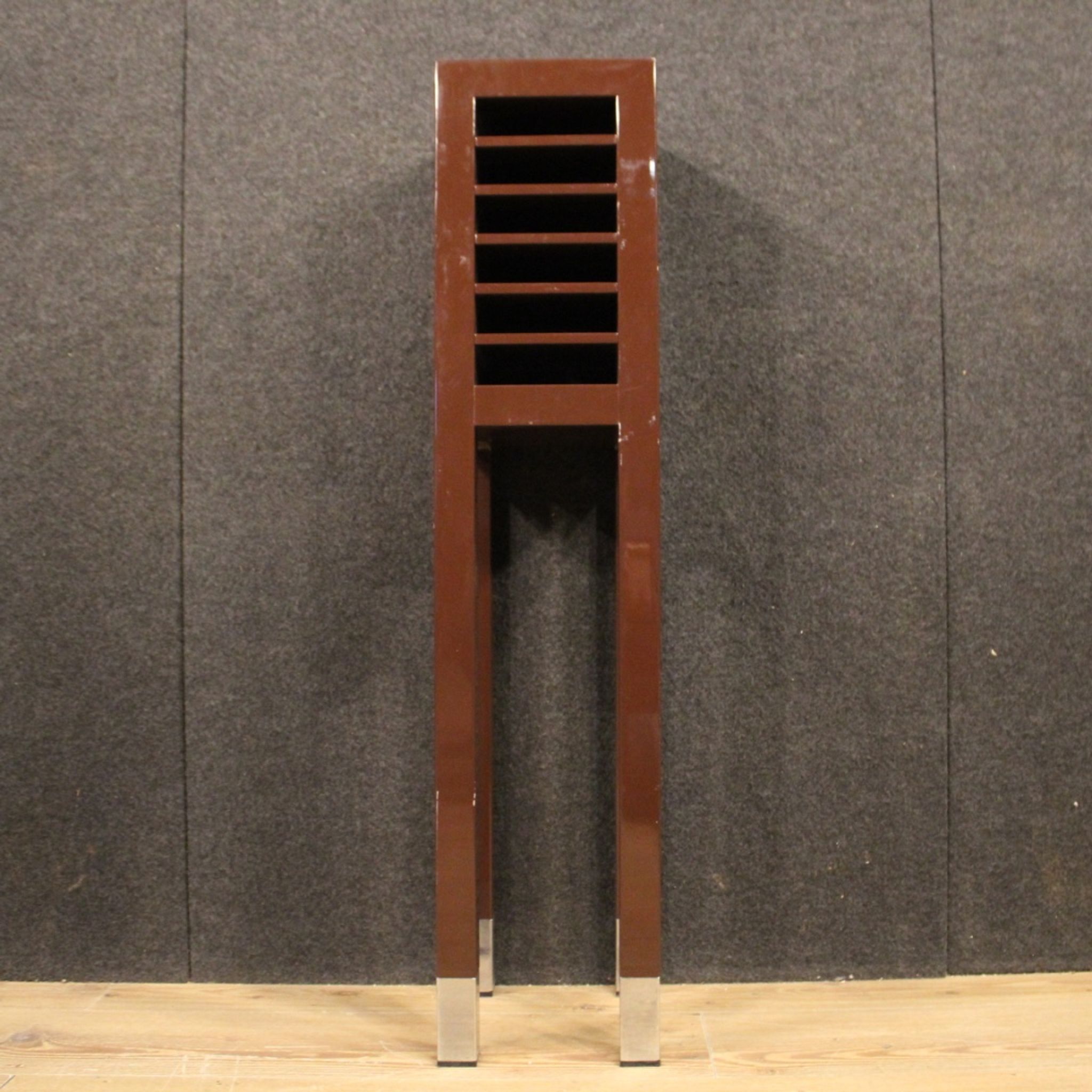 Table d’appoint en bois laqué