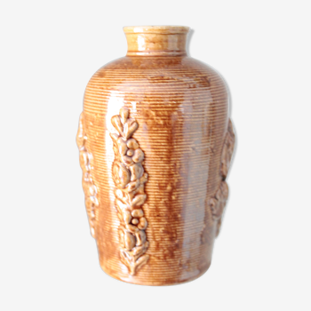 Old gourd pottery in enamelled sandstone