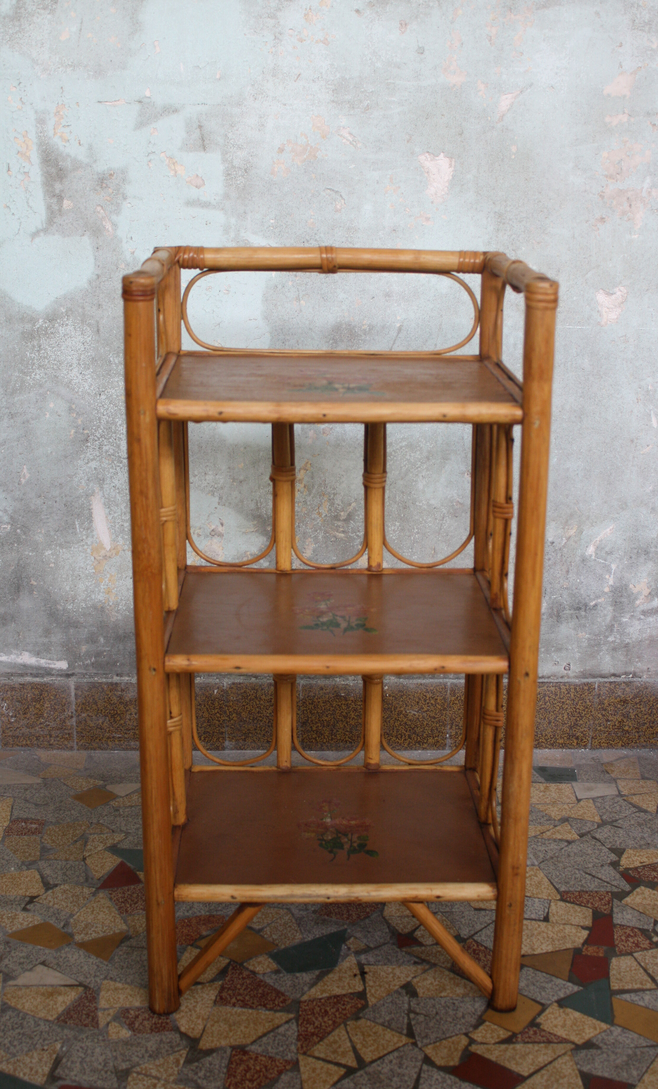 Étagère en rotin vintage