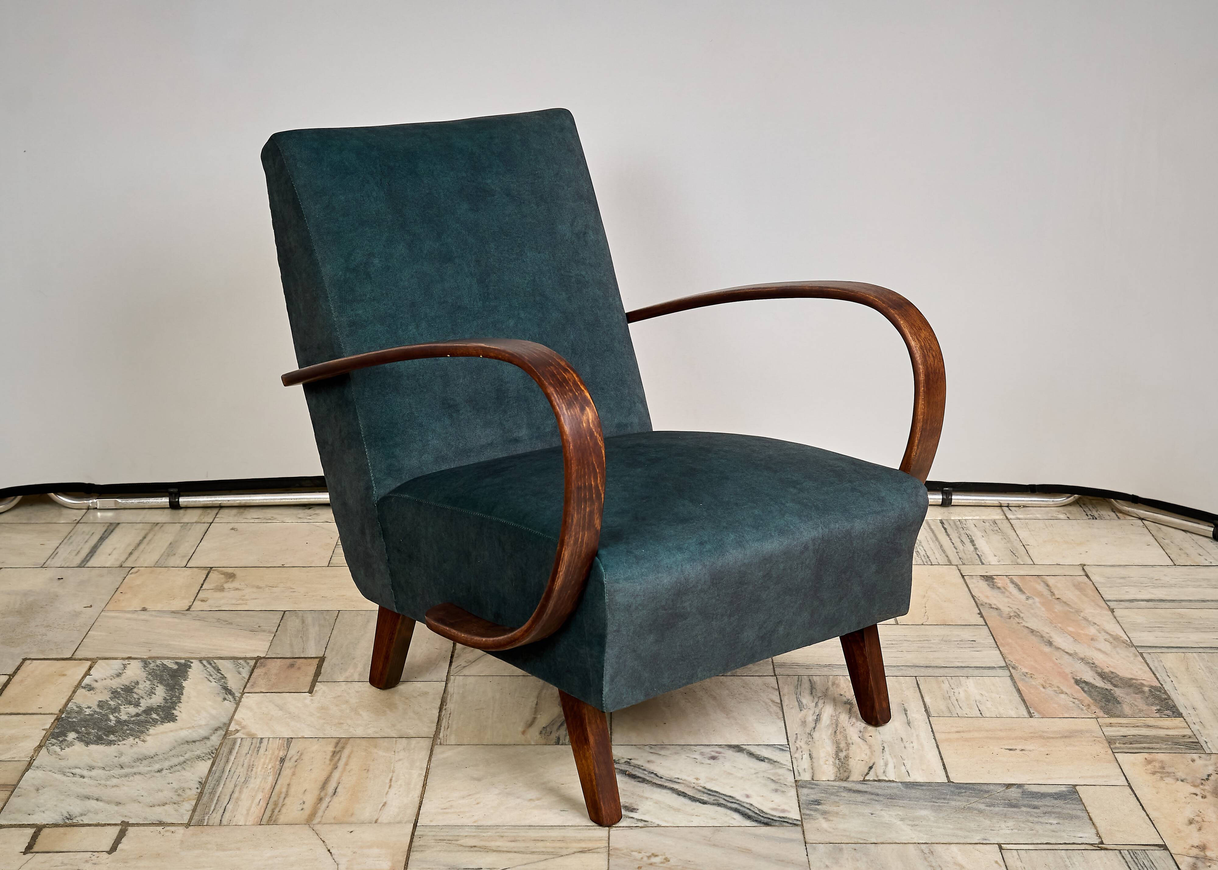 H 410 armchair designed by Jindrich Halabala, Czechoslovakia, 1940s