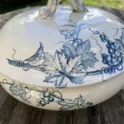 Soupière ancienne en terre de fer – Modèle Pampres – Marque JR