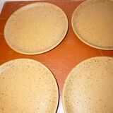 6 assiettes plates en grès clair et moucheté de style campagnard