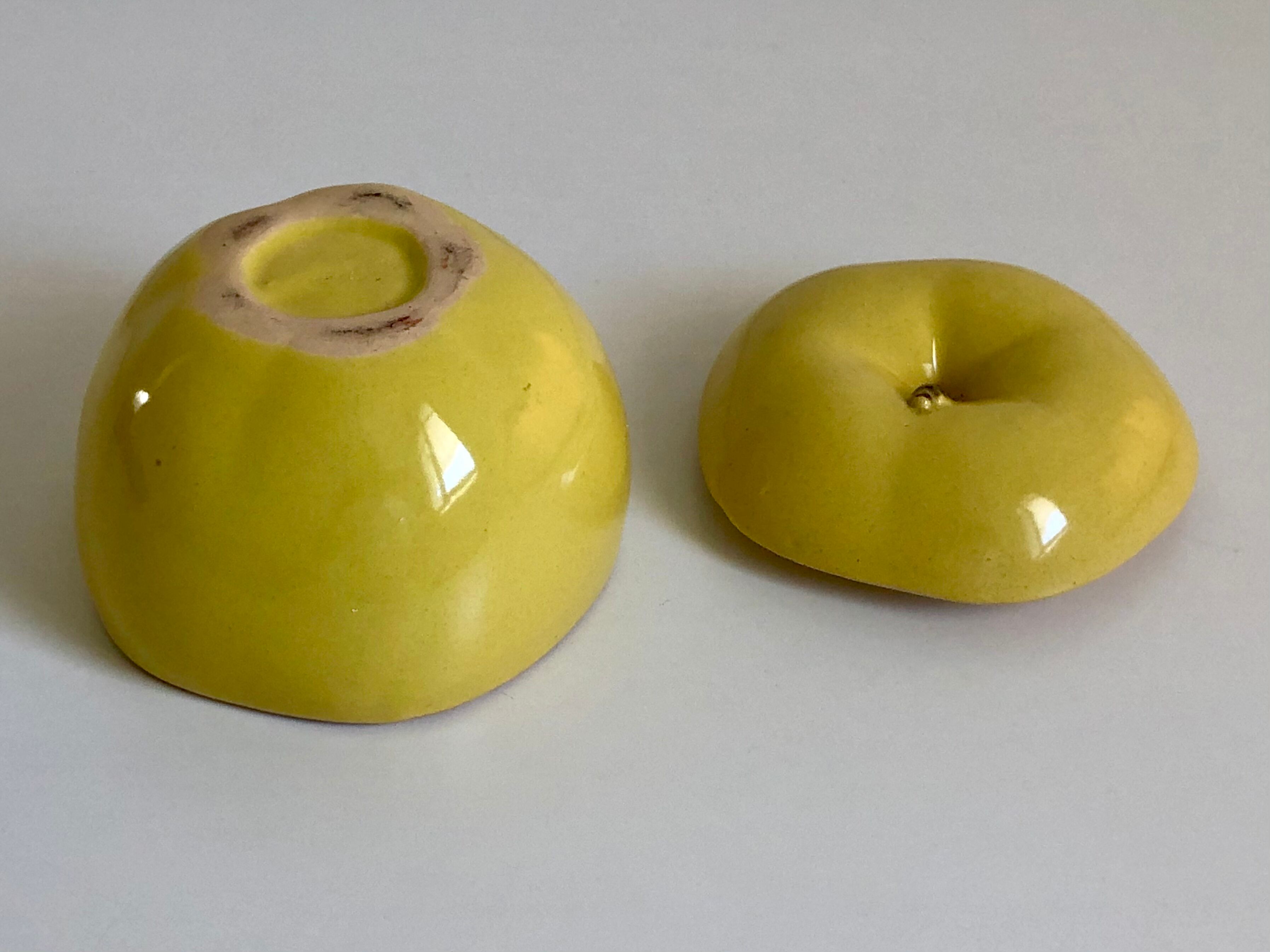 Boîte en céramique émaillée jaune en forme de pomme, 1970