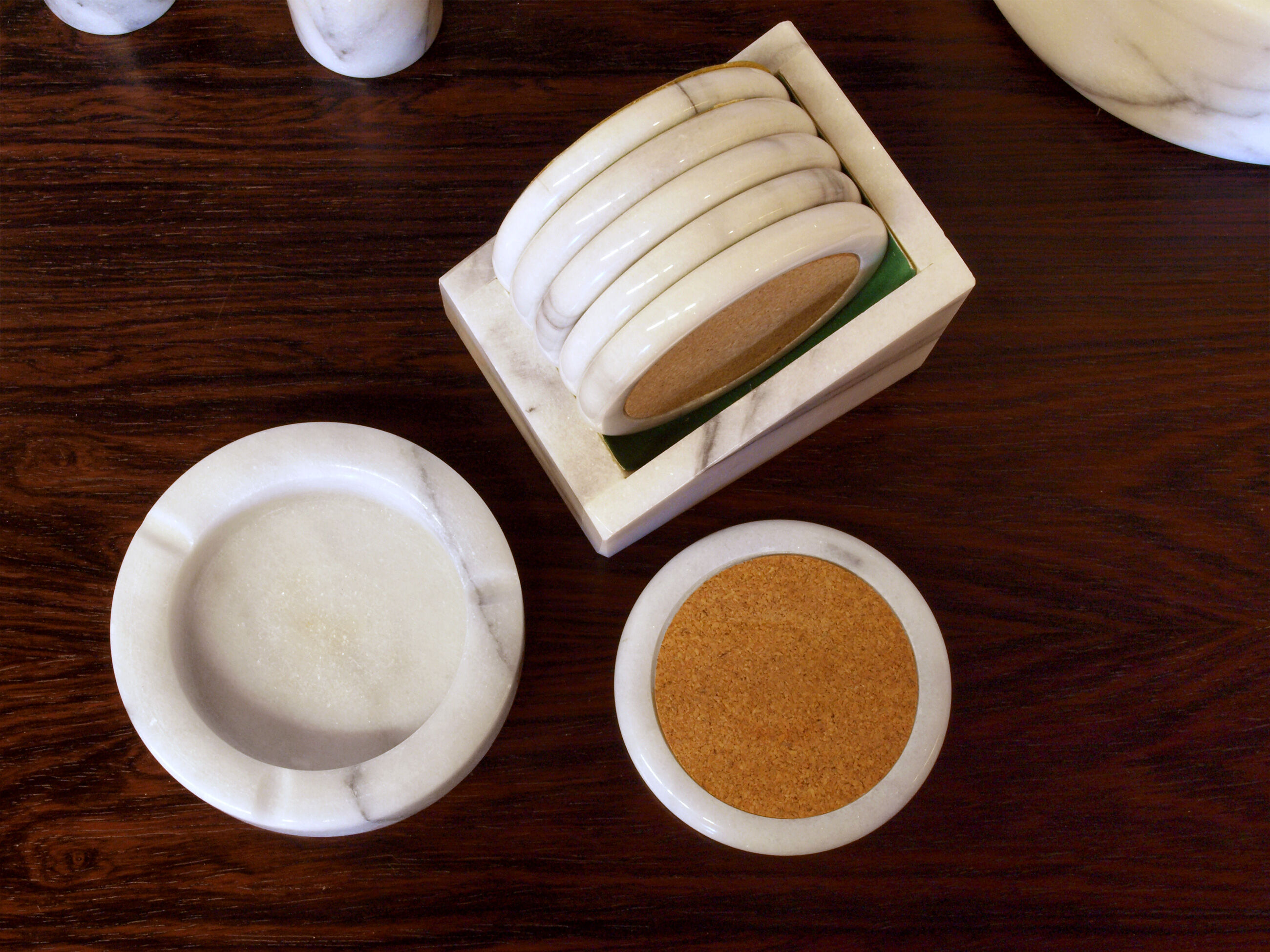 Set of table accessories in Carrara marble