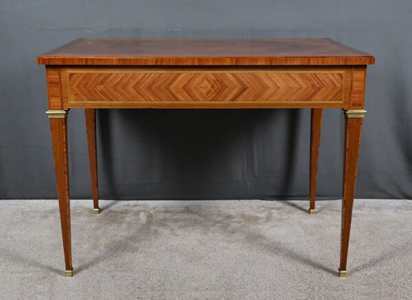 Petite table bureau en marqueterie de bois de rose et palissandre, style Louis XVI – début XXe