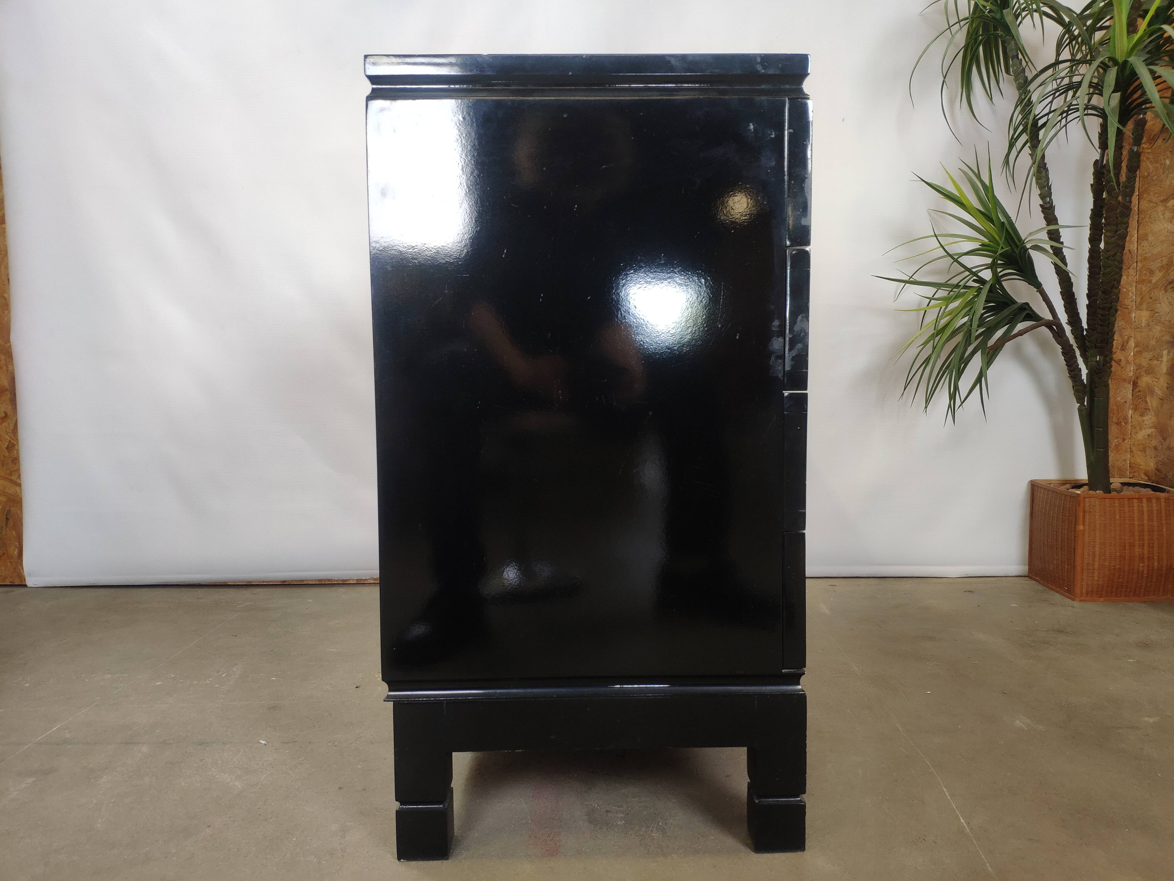 Commode noir placage feuille noir quatre tiroirs