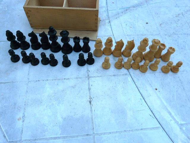 Vintage Staunton chess set in solid boxwood – Size 2 in its box.