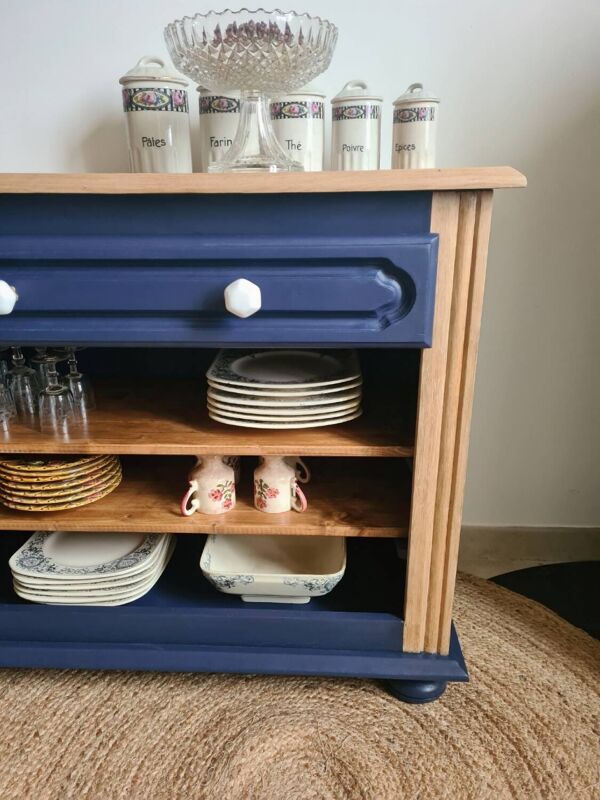 Buffet ouvert bleu de Sèvres et bois
