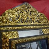 Miroir à fronton décor en laiton repoussé de style Louis XIV
