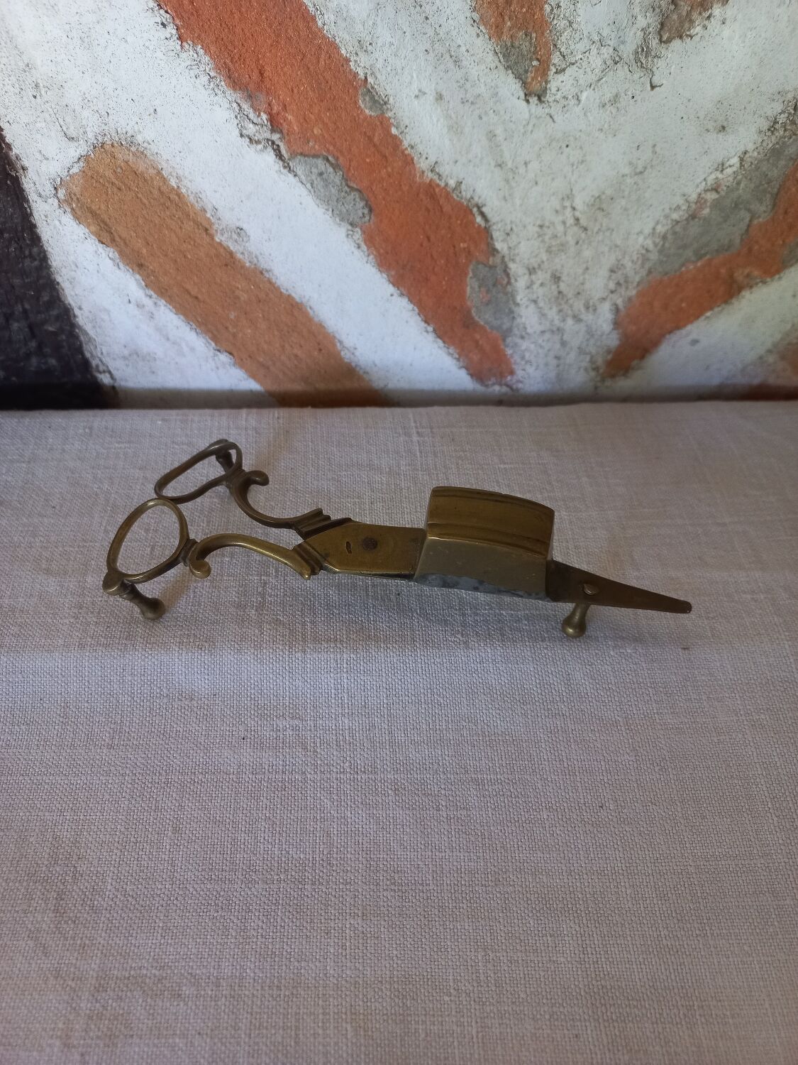 Candle speckle chisel