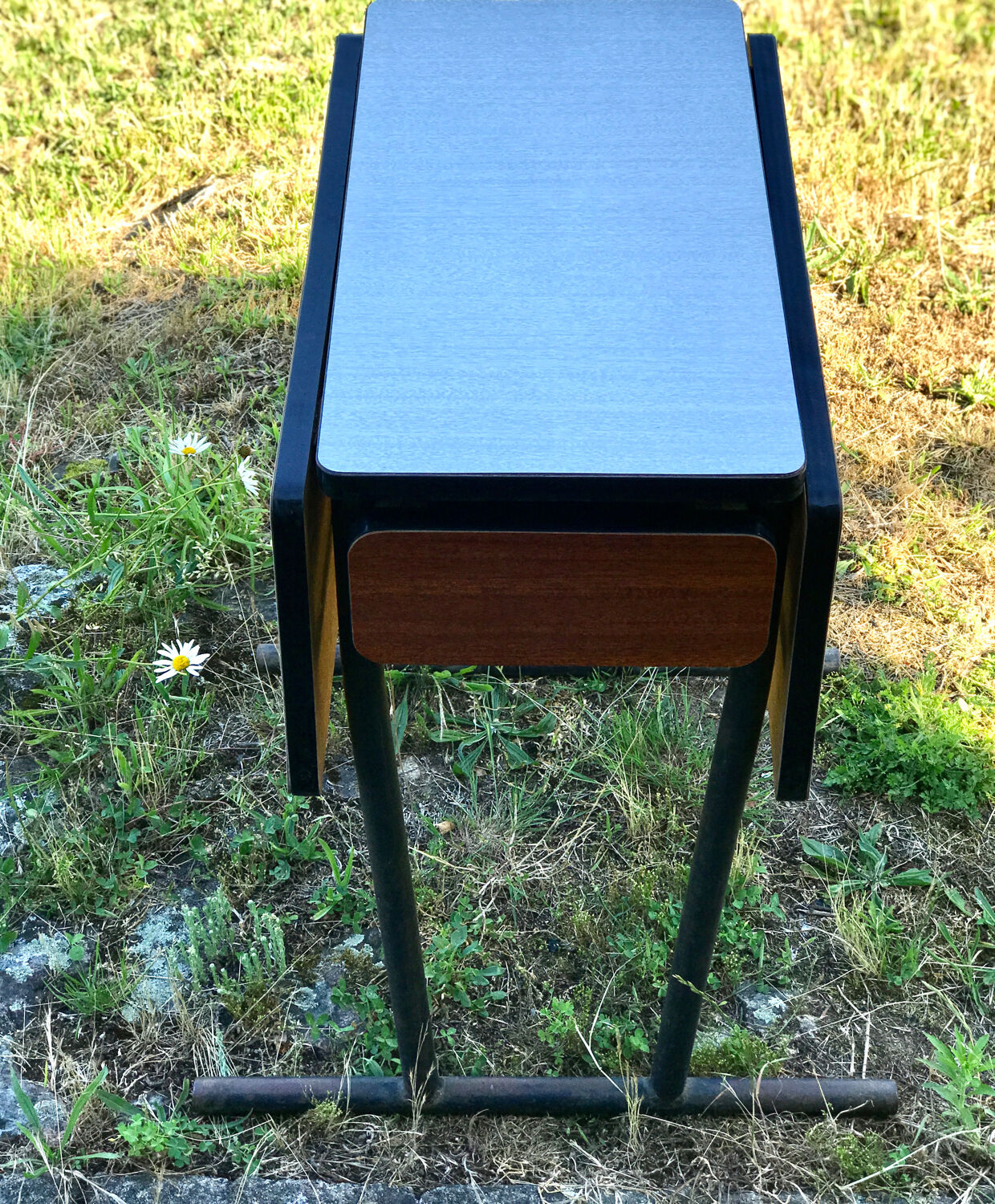 Table formica feet tubes bar