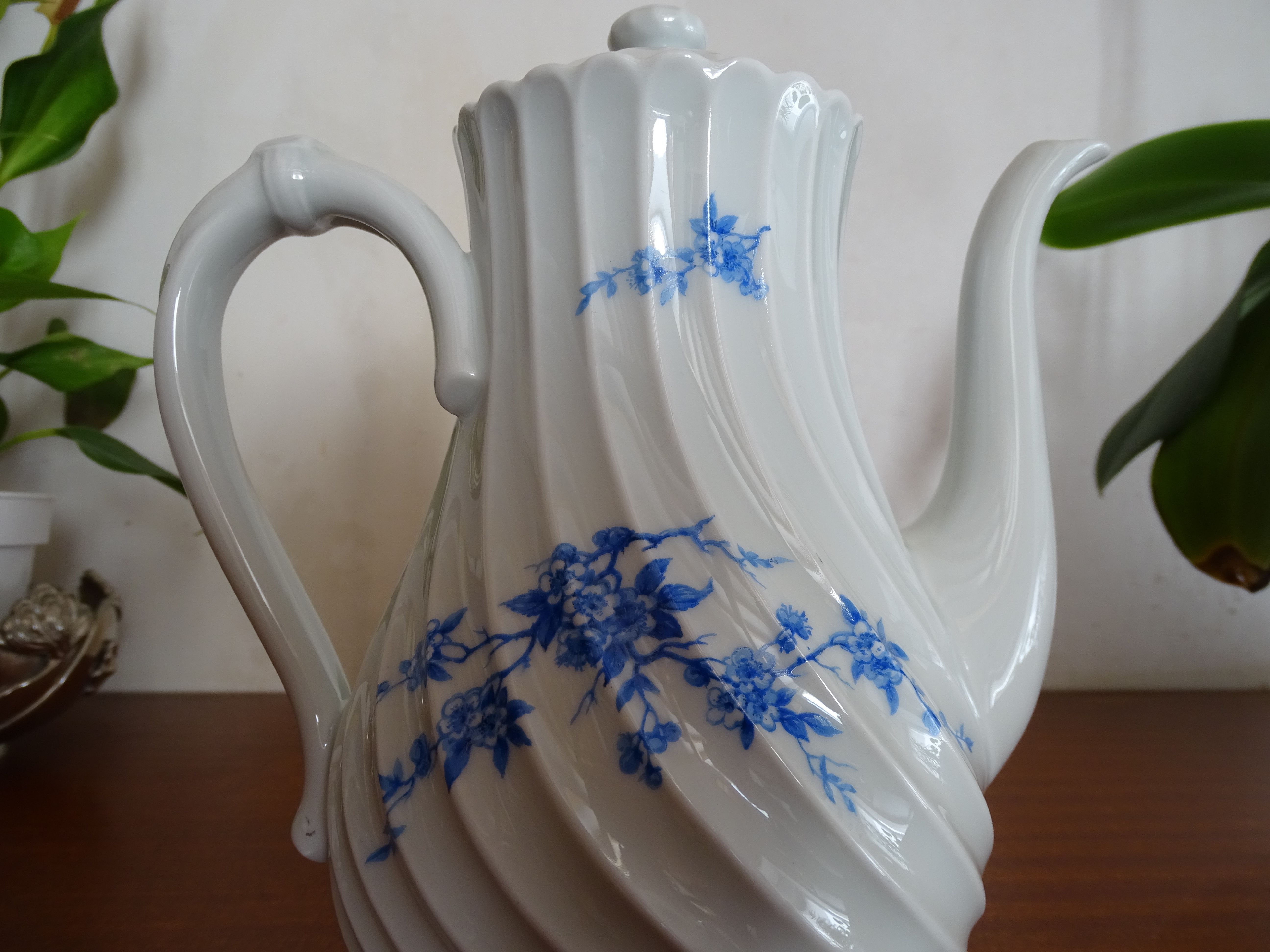 Limoges Haviland porcelain teapot - Blue cherry - Twisted sides
