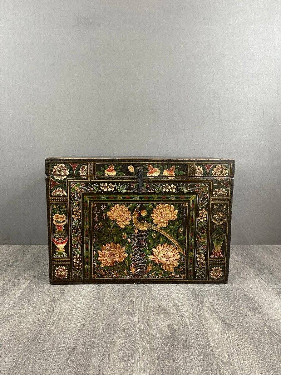 Coffre ancien en bois peint à la main