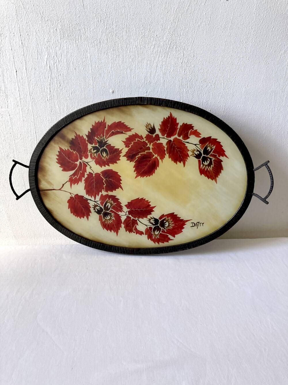 Vintage oval plateau in moulded resin and hammered metal, signed Datty.