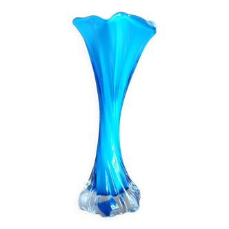 Vase bleu en verre torsadé