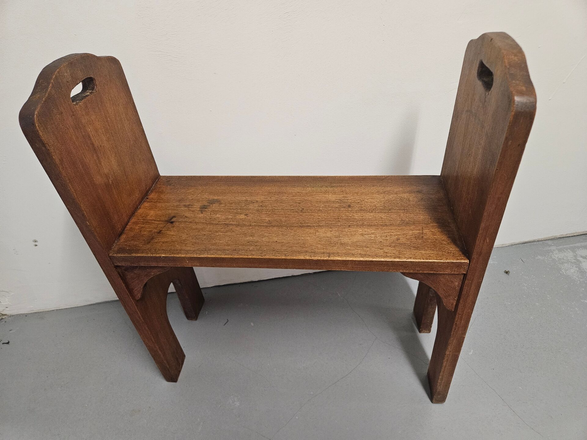 Petit banc en bois de campagne avec sculpture