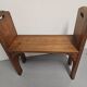 Petit banc en bois de campagne avec sculpture
