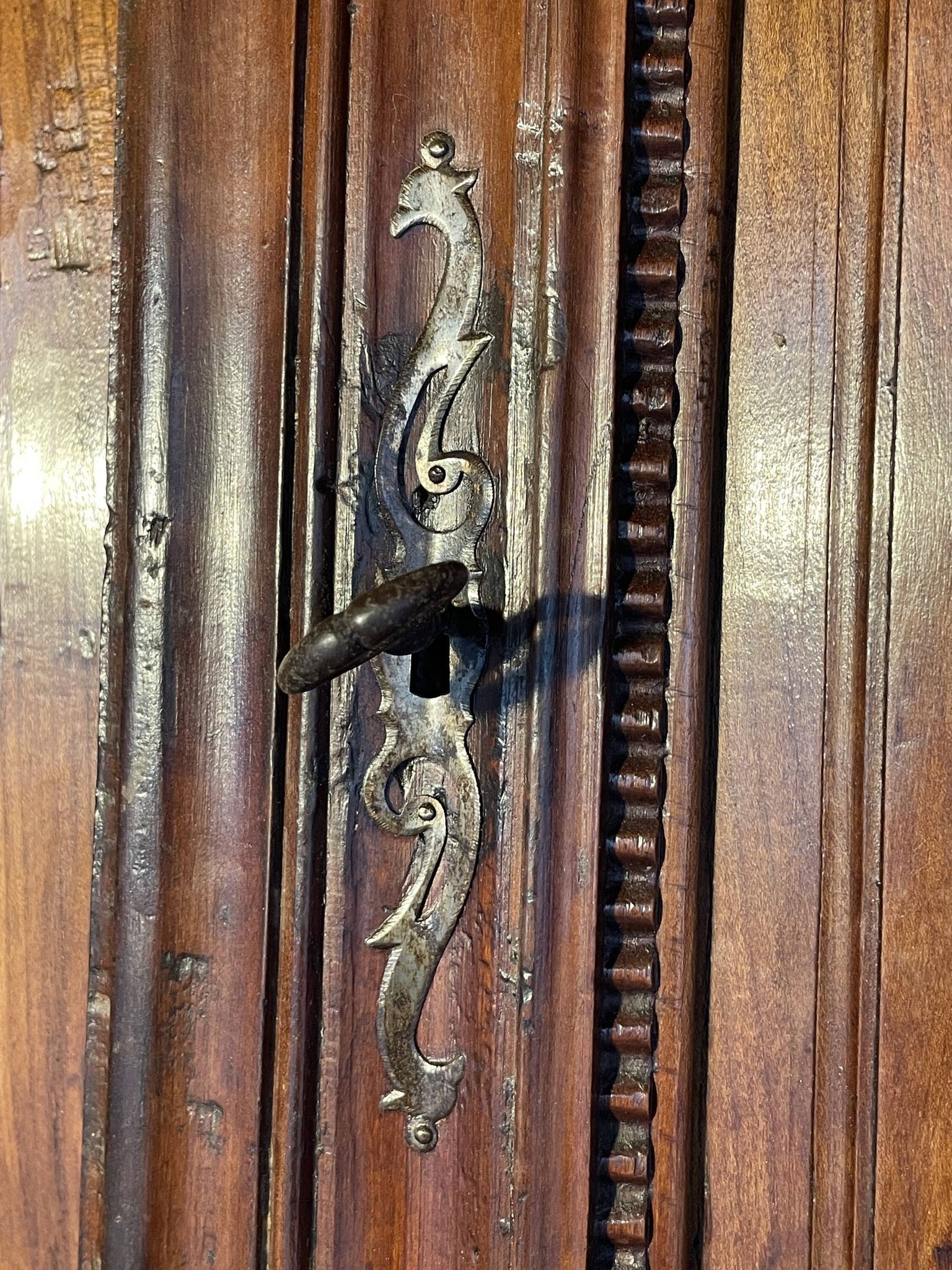 Armoire Louis XIII en chêne massif, pointes de diamant, XVIIe siècle