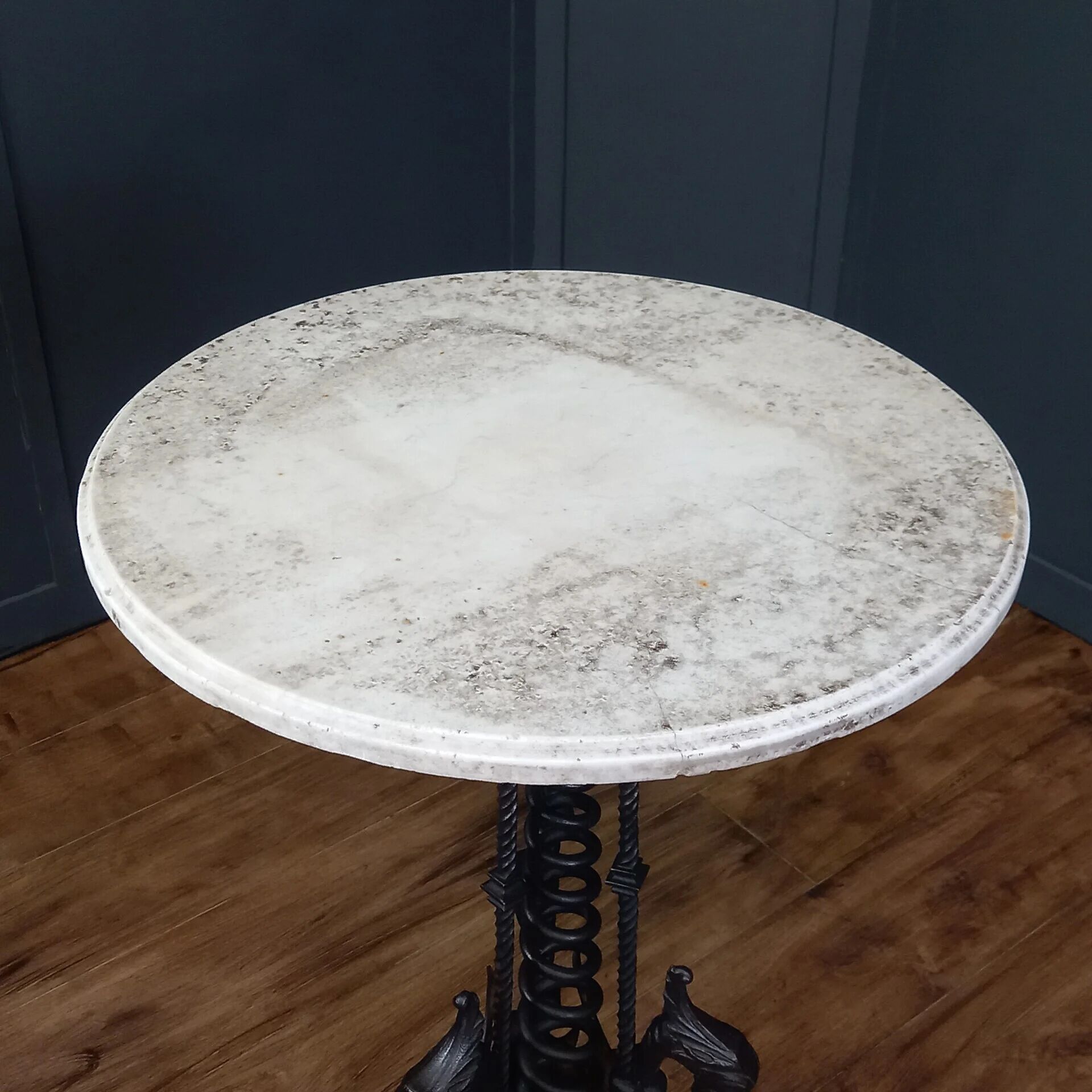 Table en fer forgé avec plateau en marbre