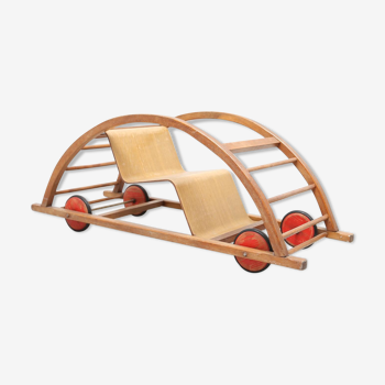 Fauteuil à bascule en forme de voiture pour enfants conçue par Hans Brockhage