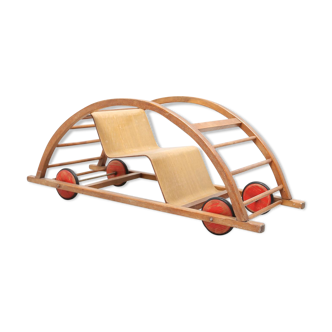 Fauteuil à bascule en forme de voiture pour enfants conçue par Hans Brockhage