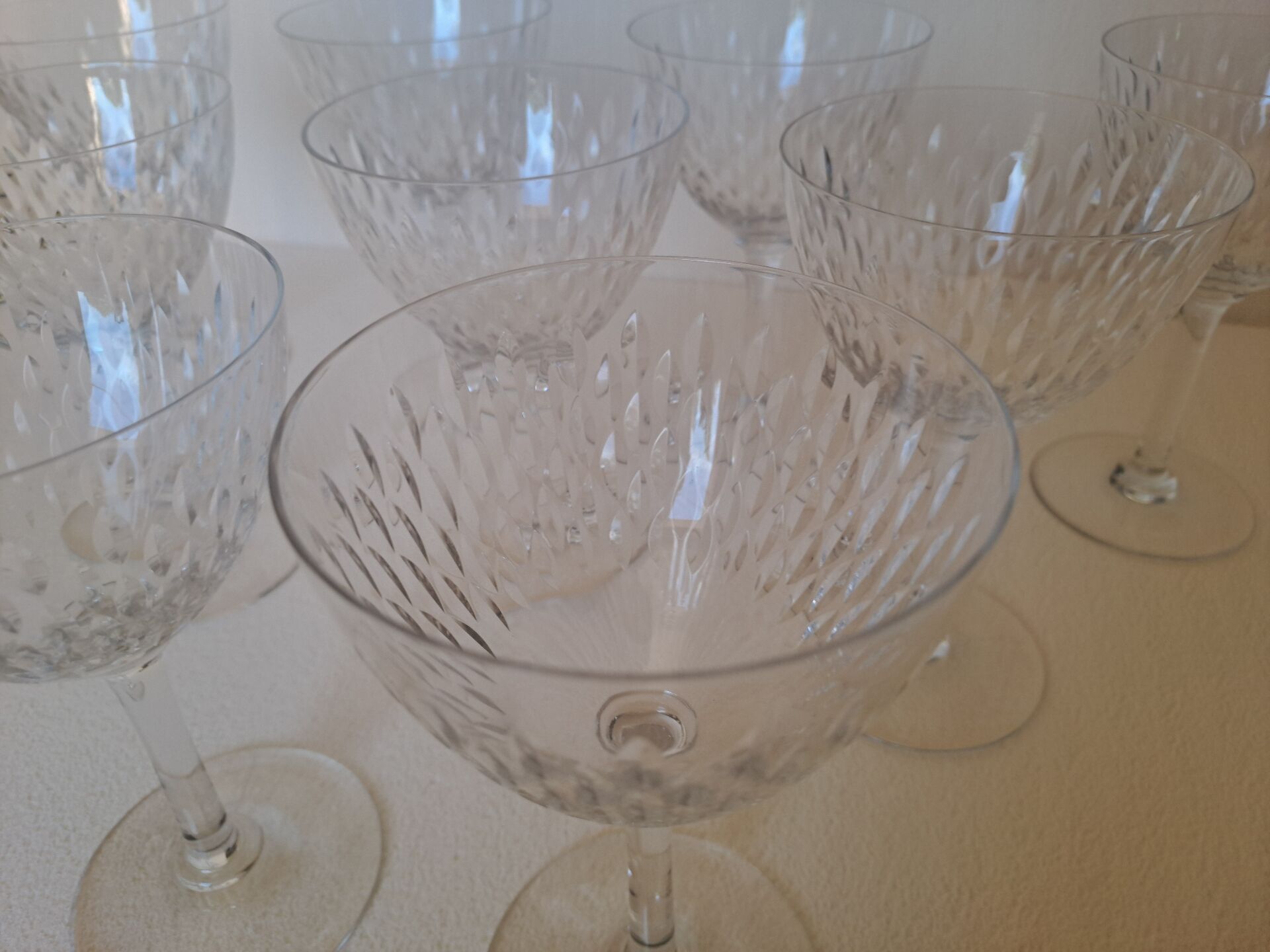 9 crystal water glasses from Baccarat Magenta Grain De Riz, height 15.5 cm.