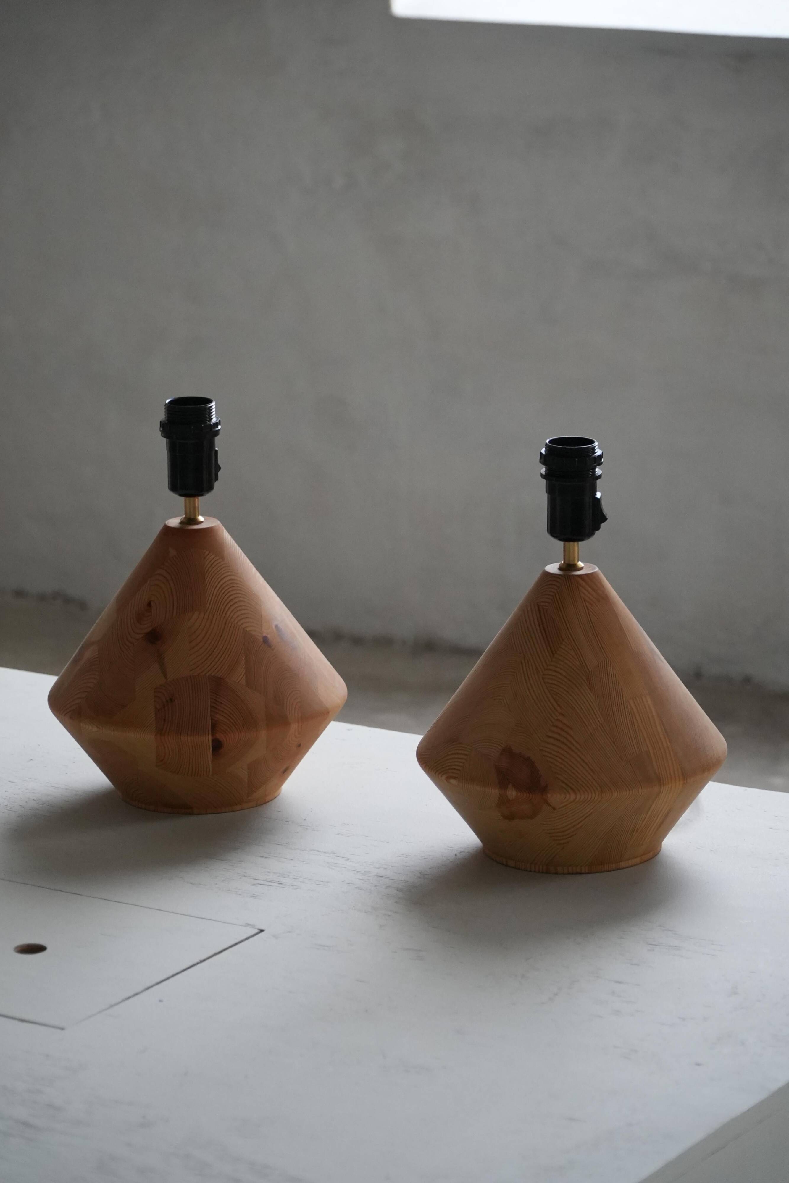 Sculptural Danish modern table lamp in wood by Kirk, 1980s.
