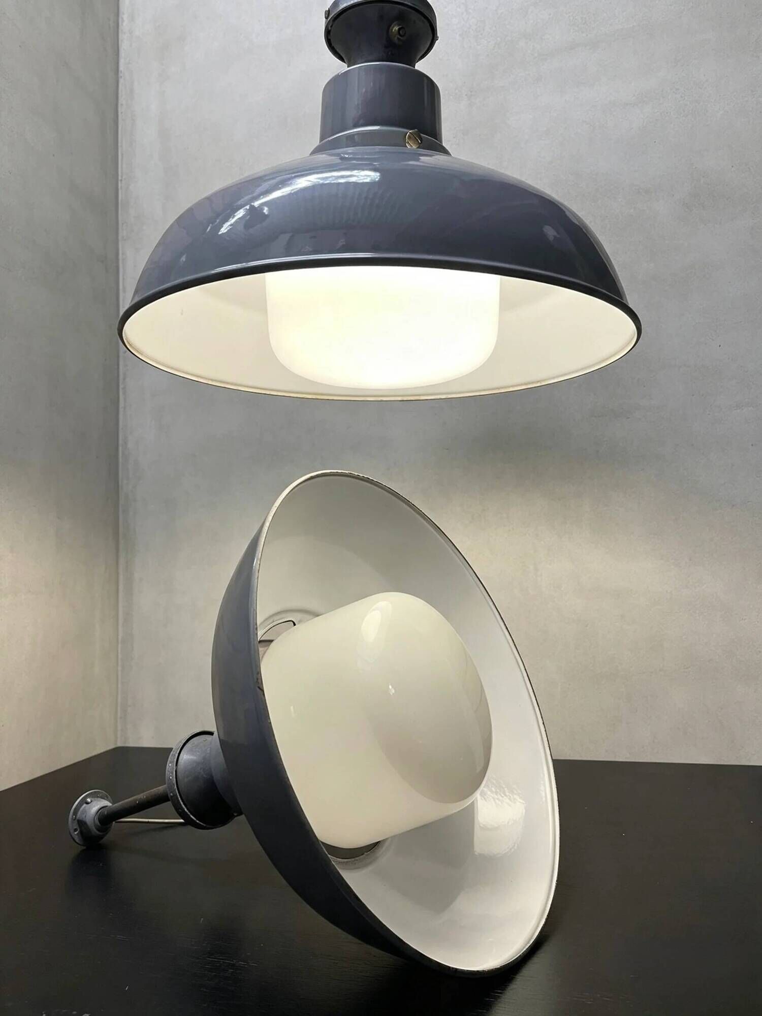 Luminaires en émail de grande taille des années 1930 avec diffuseurs en opaline par Benjamin