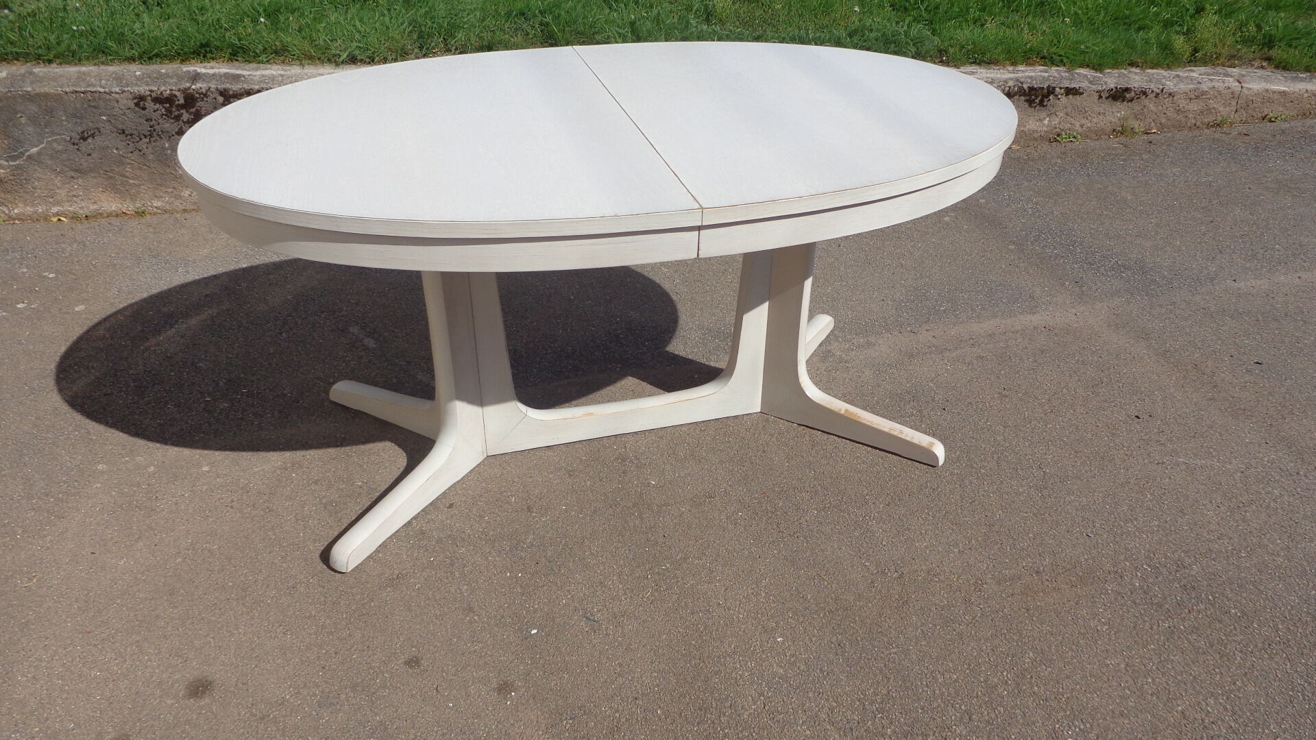White oval Baumann table