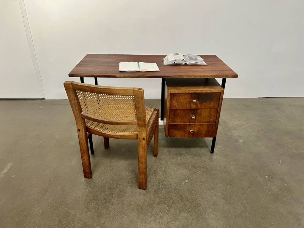 Bureau en palissandre à caisson suspendu