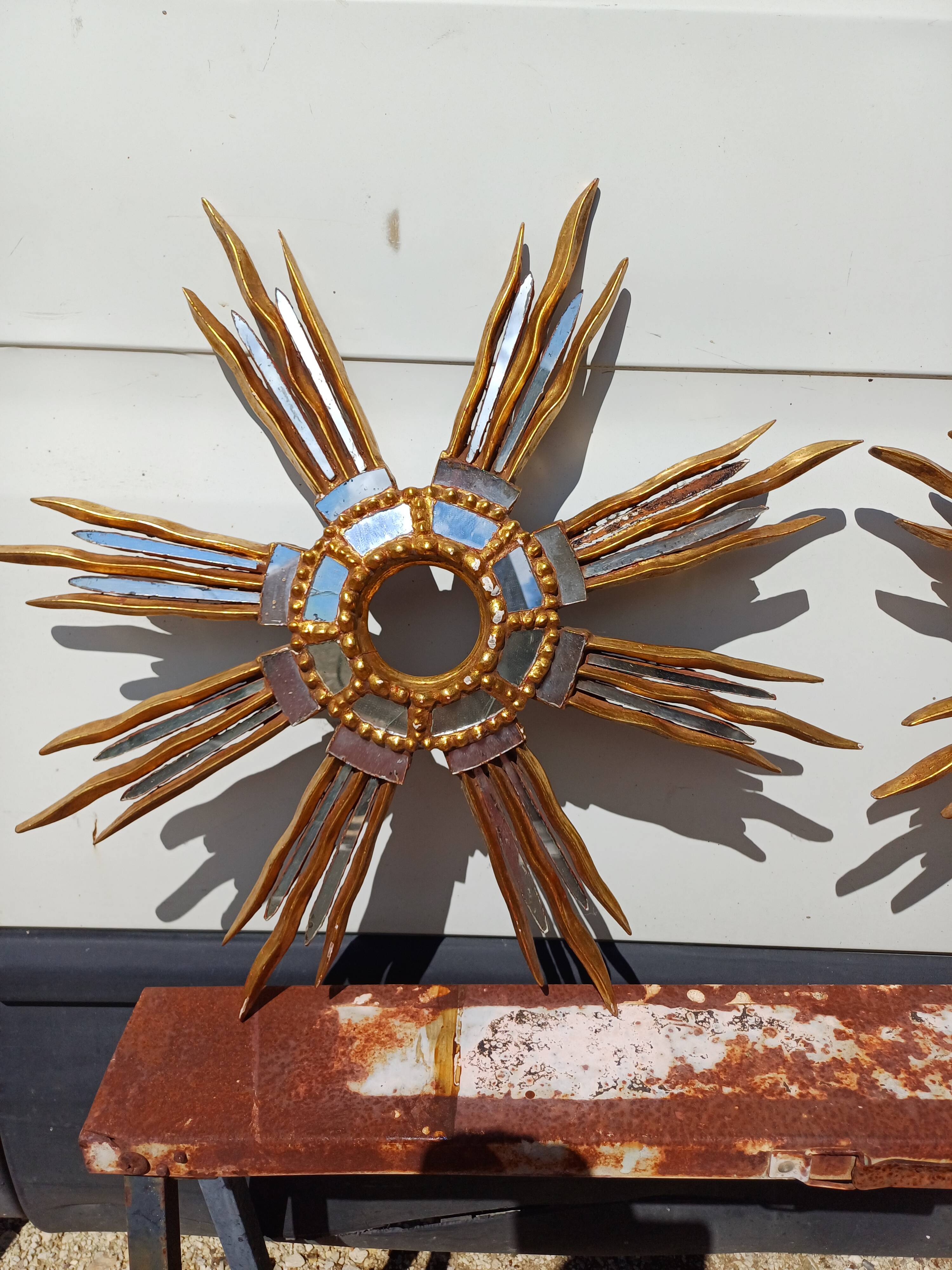 2 miroirs soleil bois et stuc doré