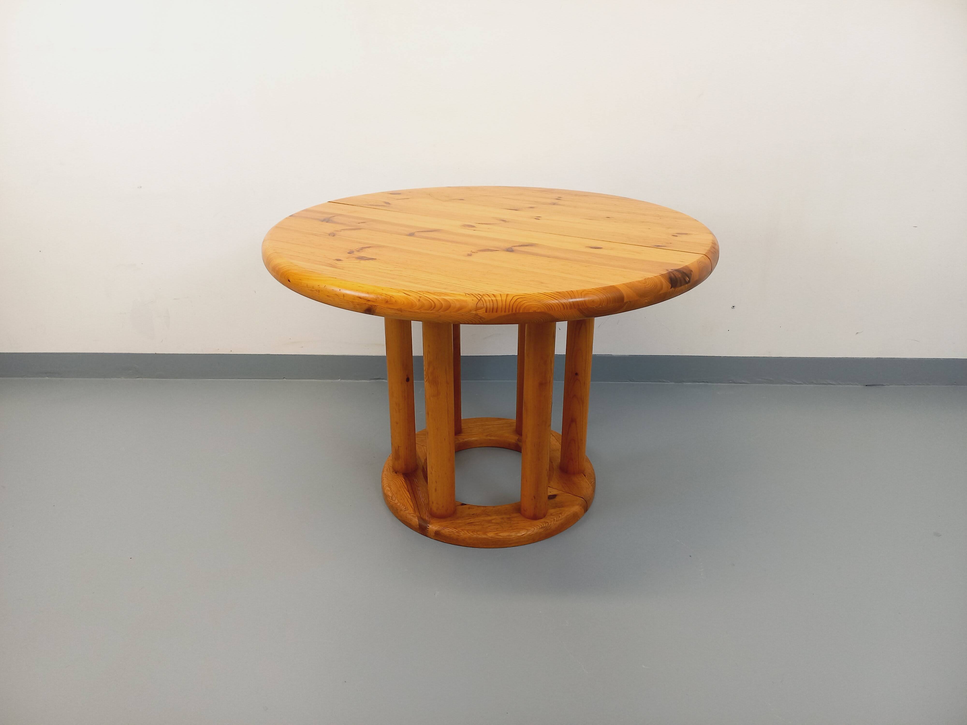 Vintage Scandinavian round dining table by Rainer Daumiller in pine from the 1960s.