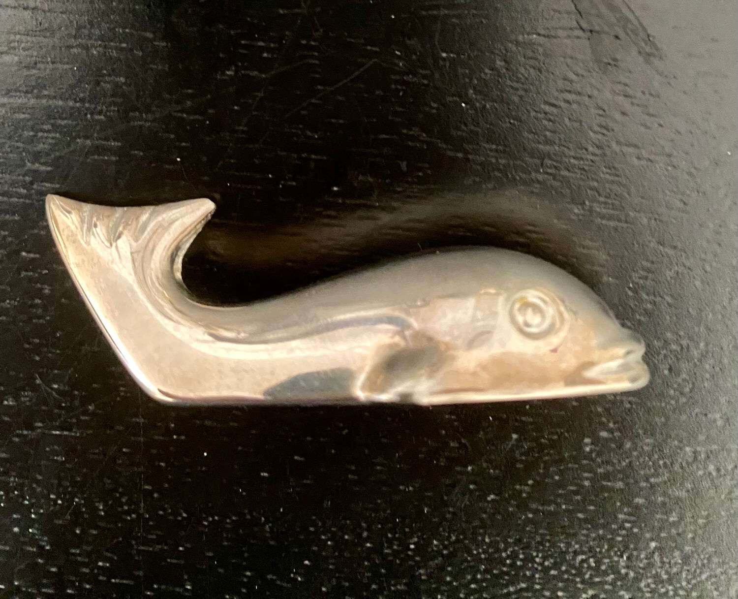 8 whale-shaped knife holders in silver metal