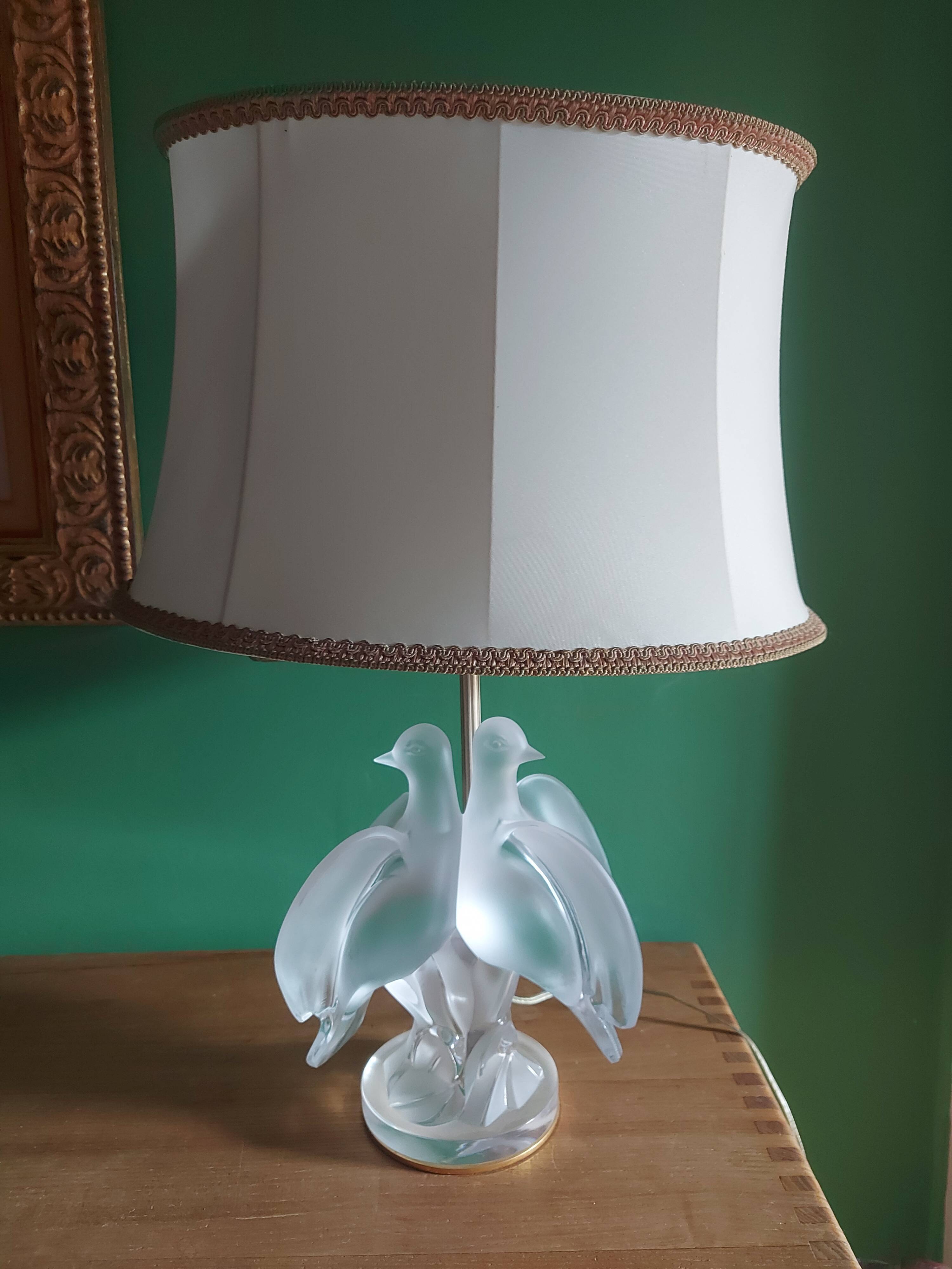 Crystal lamp Lalique with two doves model Ariane
