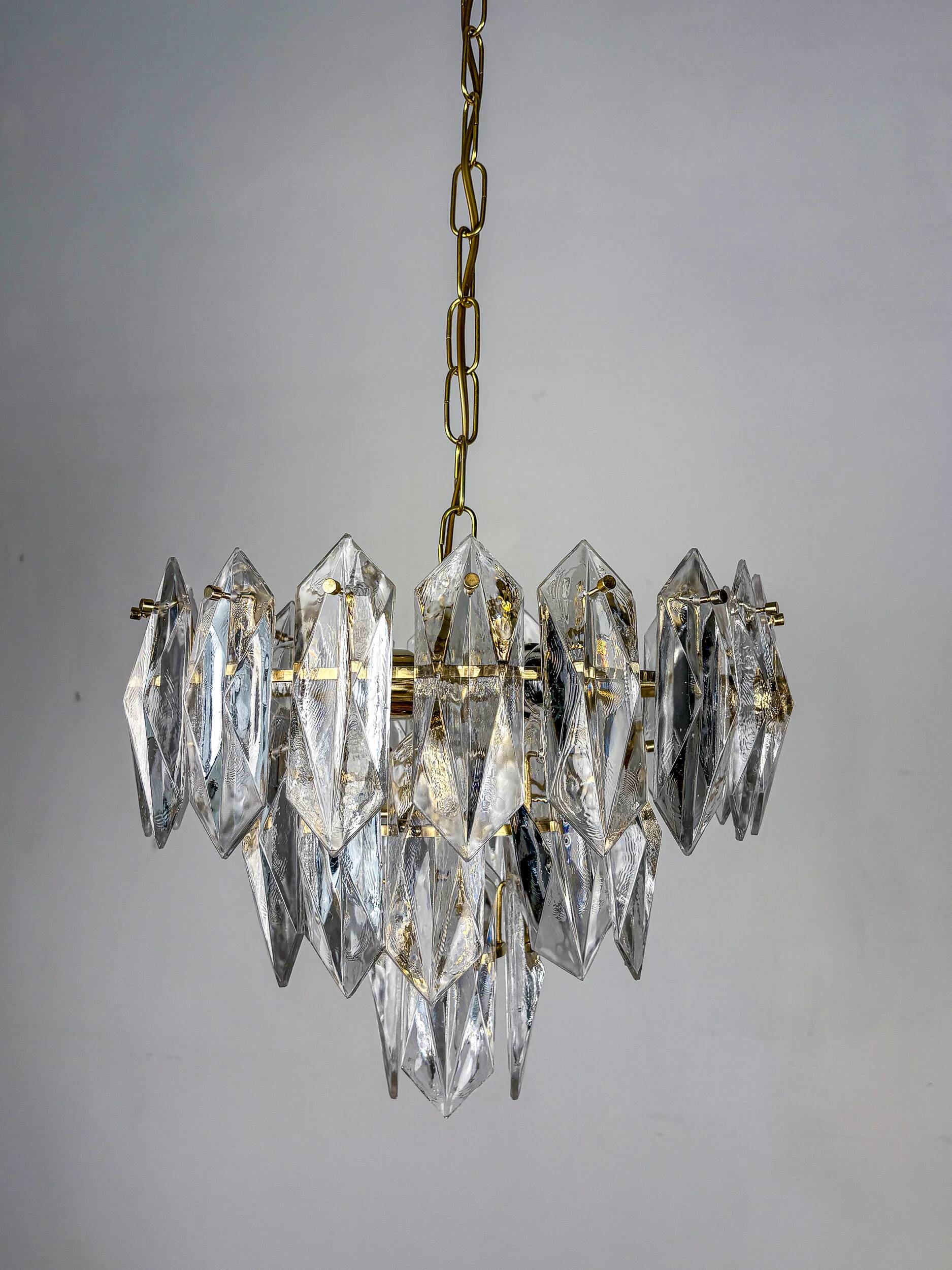 Suspension JT Kalmar, en verre taillé, 3 niveaux, Autriche, vers les années 1970.