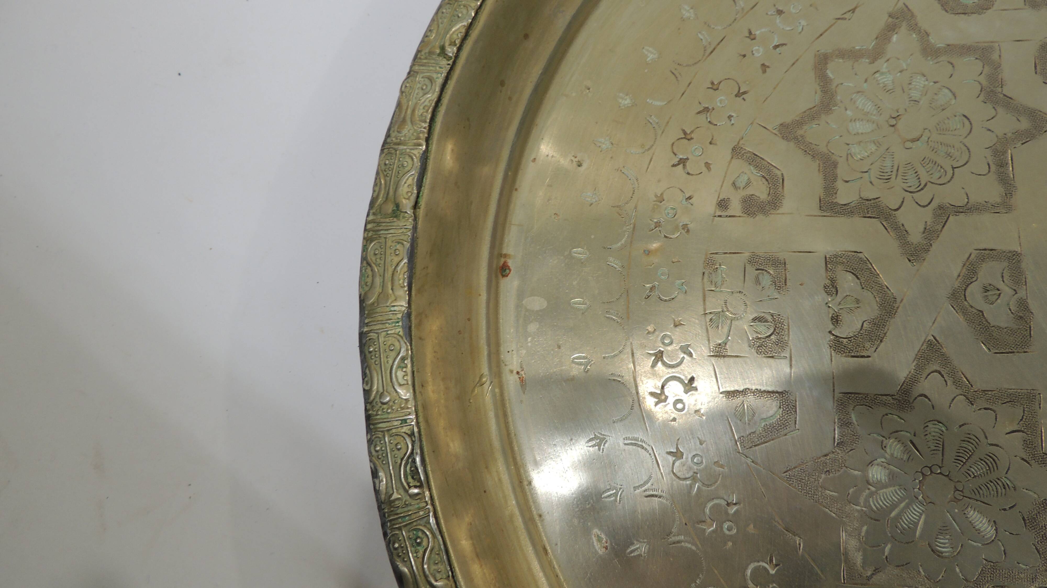 Serving tray or decoration / Artisanal North Africa / Vintage