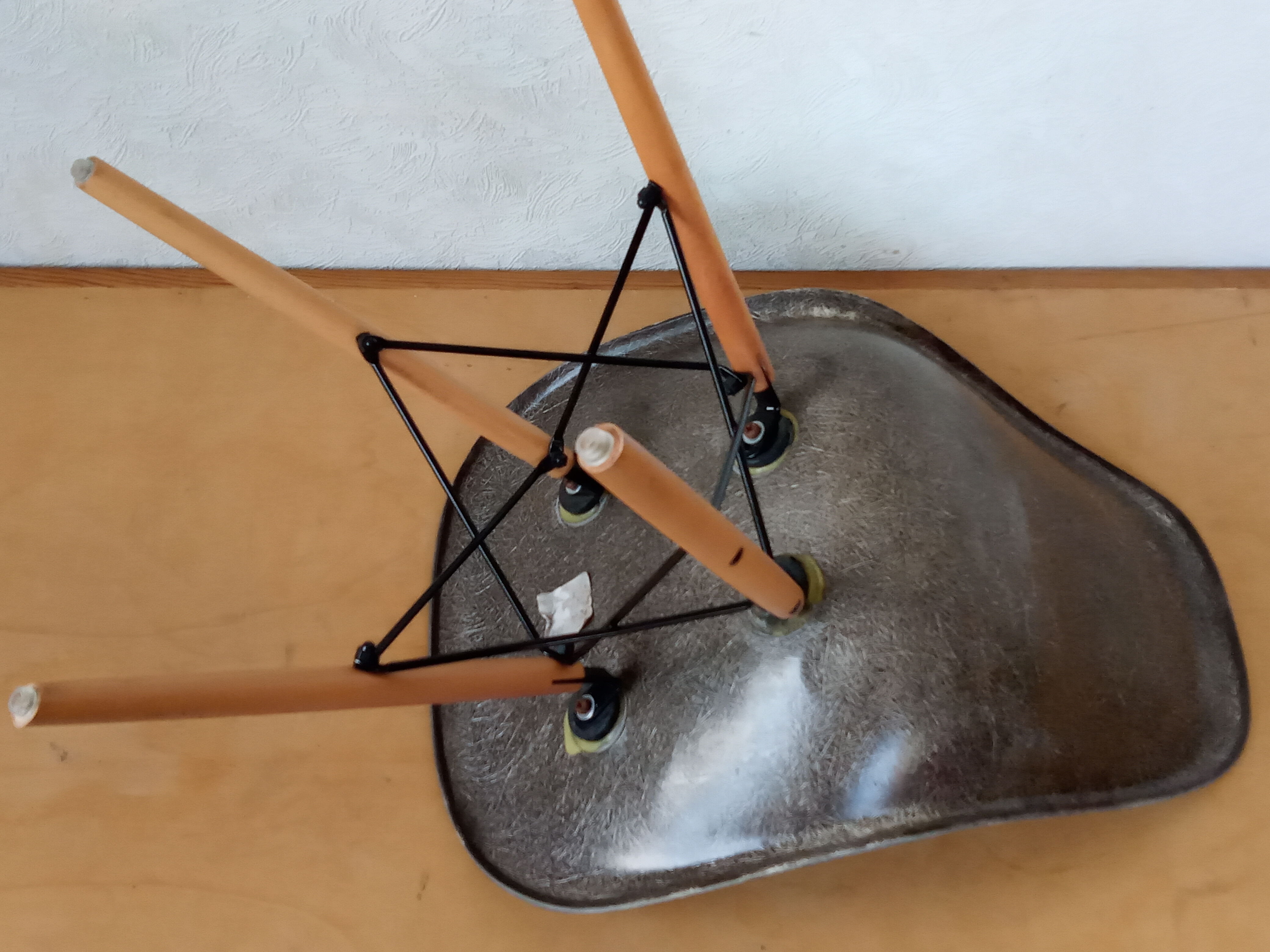 Eames DSW Fiberglass Chair