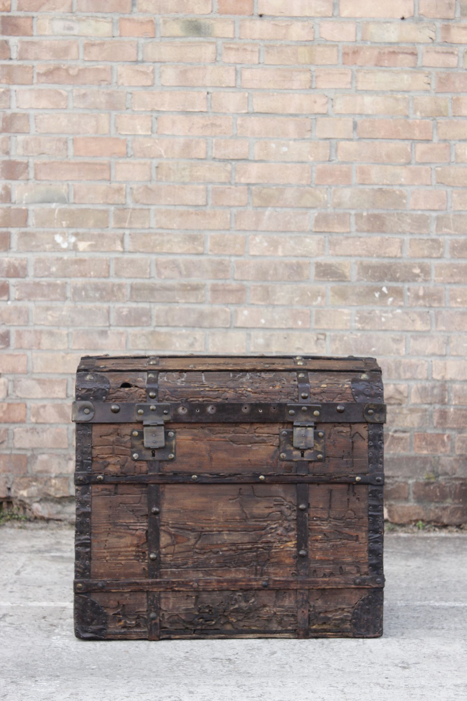 Chest or travel trunk in wood and wrought iron, 18th century