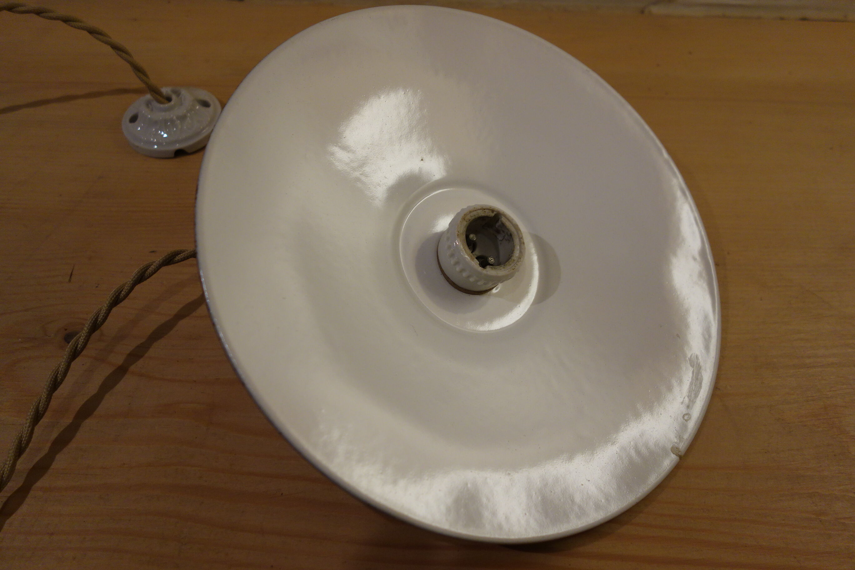 Black enamelled suspension with porcelain rosette