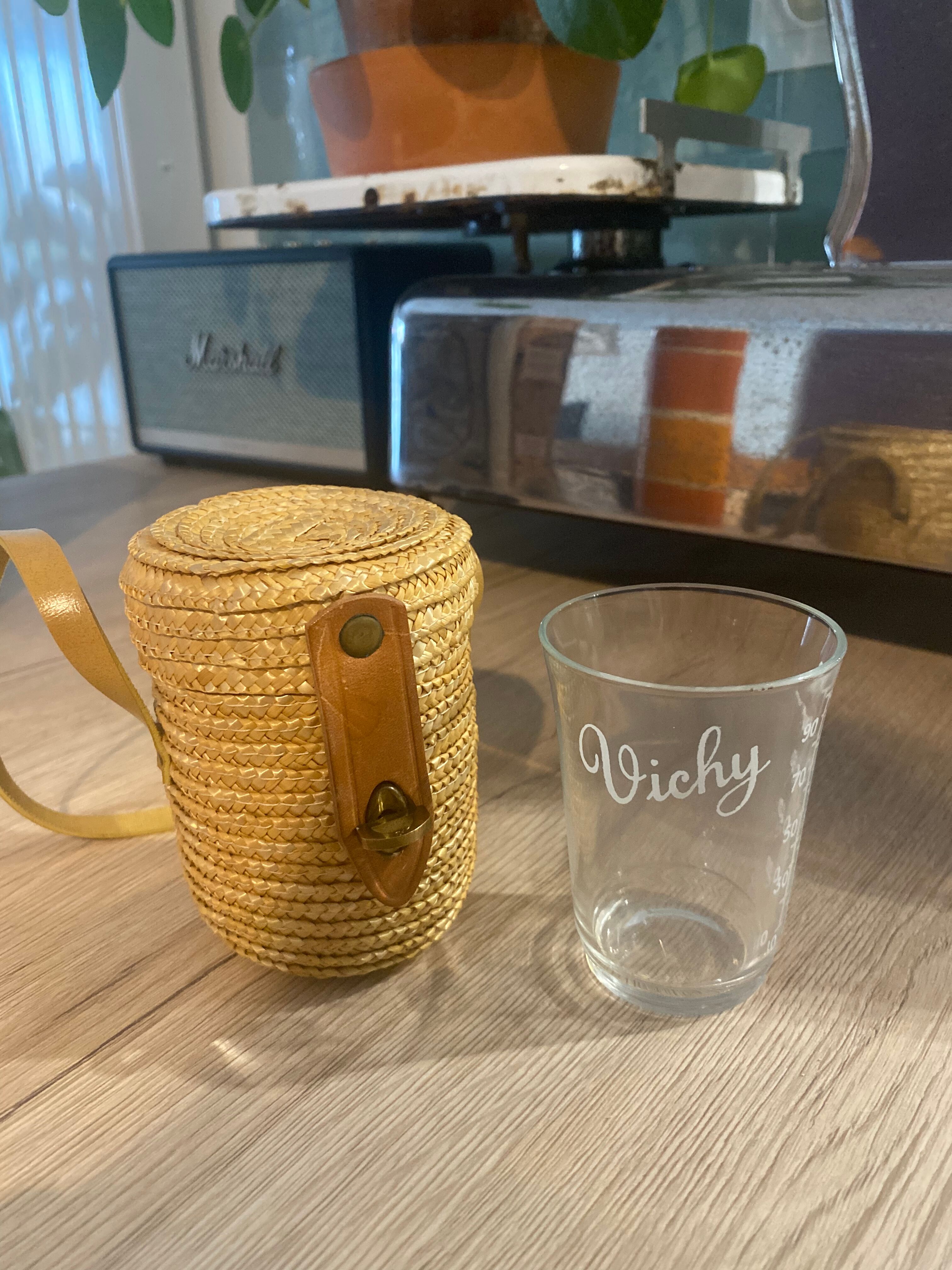 Vichy curist glass graduated in his leather and straw bag
