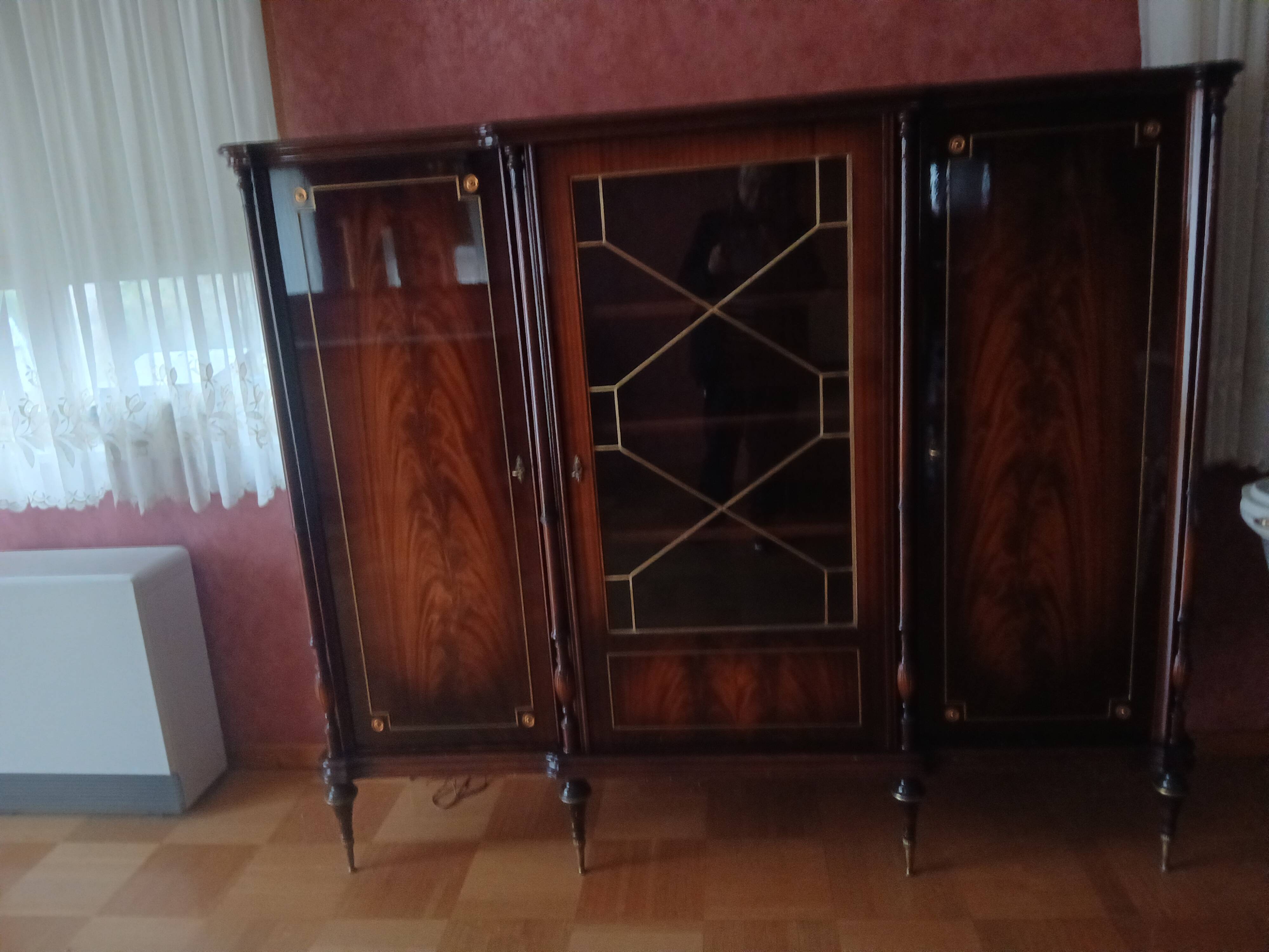 Louis XVI style mahogany bookcase/display cabinet with 3 doors