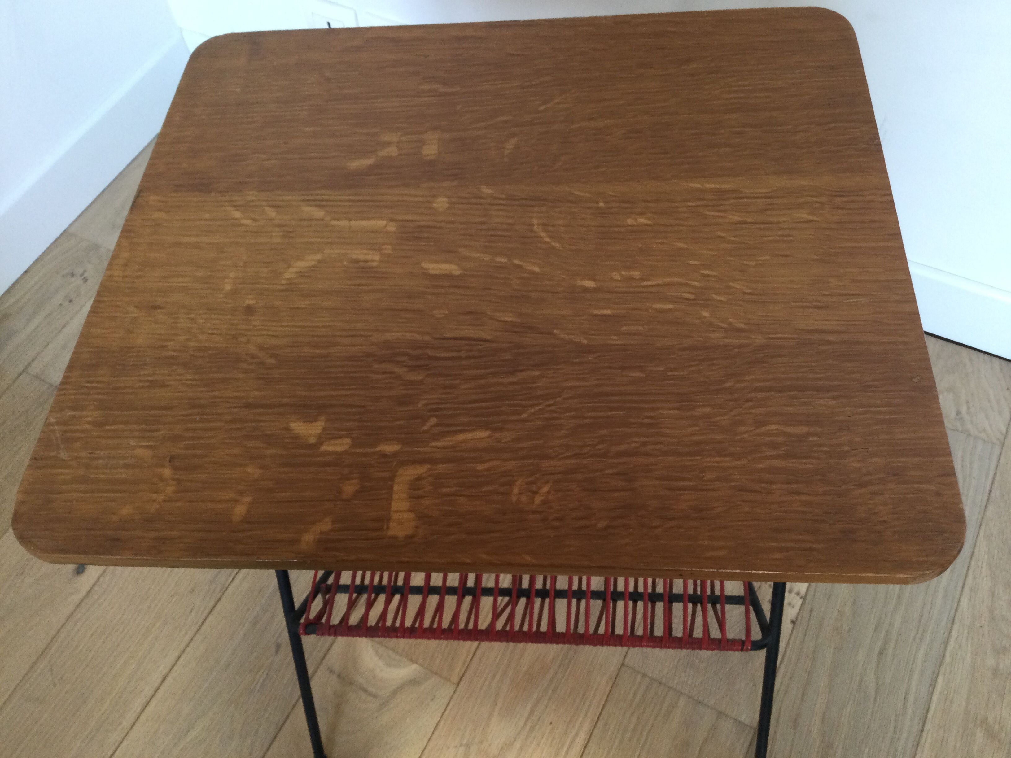 Table bois années 50 avec range vinyles et revues scoubidou