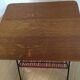 Table bois années 50 avec range vinyles et revues scoubidou