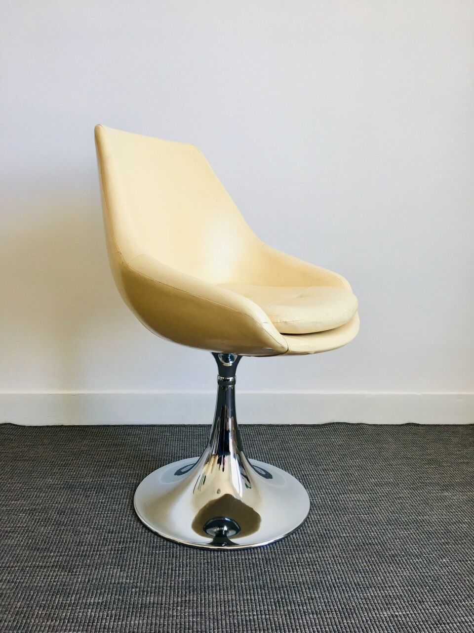 Vintage chair foot tulip